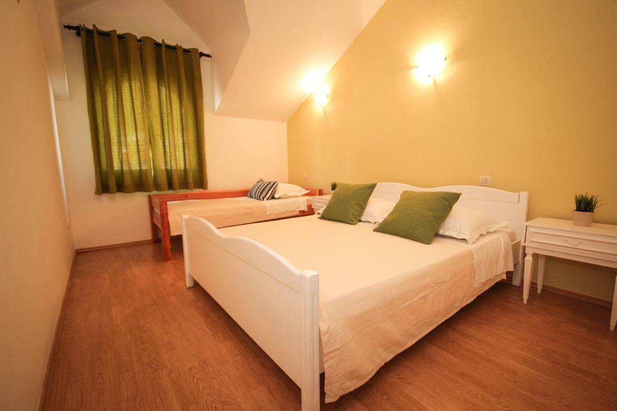 Apartmani Kristijan Jesenice  Exteriör bild